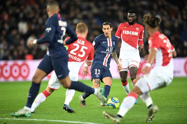 太阳报：女演员悉尼妹恢复单身后收到了大量英超球星的私信