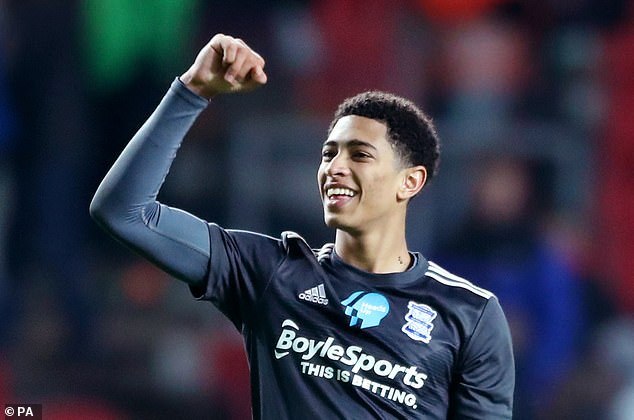 成都1-2河南赛中，阿奇姆彭遭看台球迷竖中指+骂黑鬼