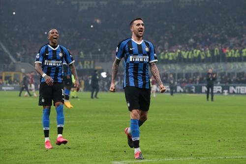 队记：鹈鹕不会贱卖琼斯和墨菲，要价不会低于一个首轮