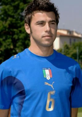 上海市政府向海港赠送冠军贺礼：木雕雄鹰和冠军奖杯刺绣