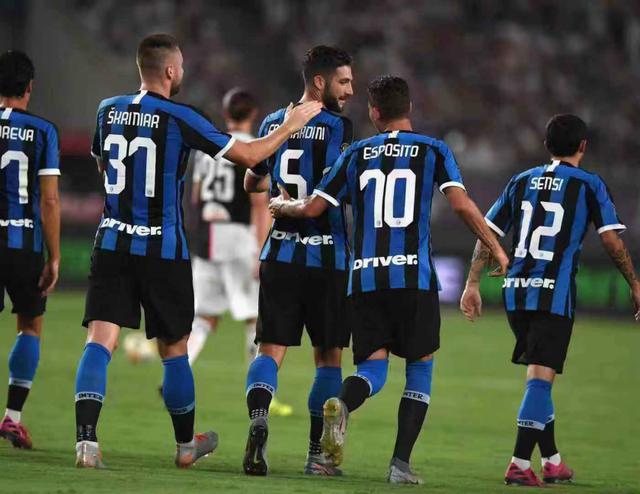 祝福！阿森纳前锋萨卡社媒官宣与相恋5年的女友求婚成功