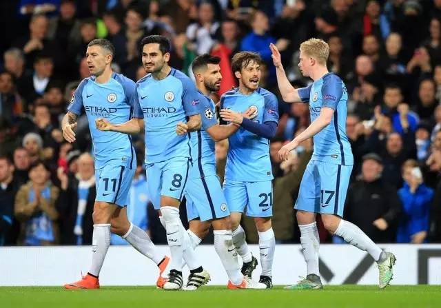 利物浦欲出售左后卫齐米卡斯，因其不愿离开安菲尔德，而其他球员面临竞争。