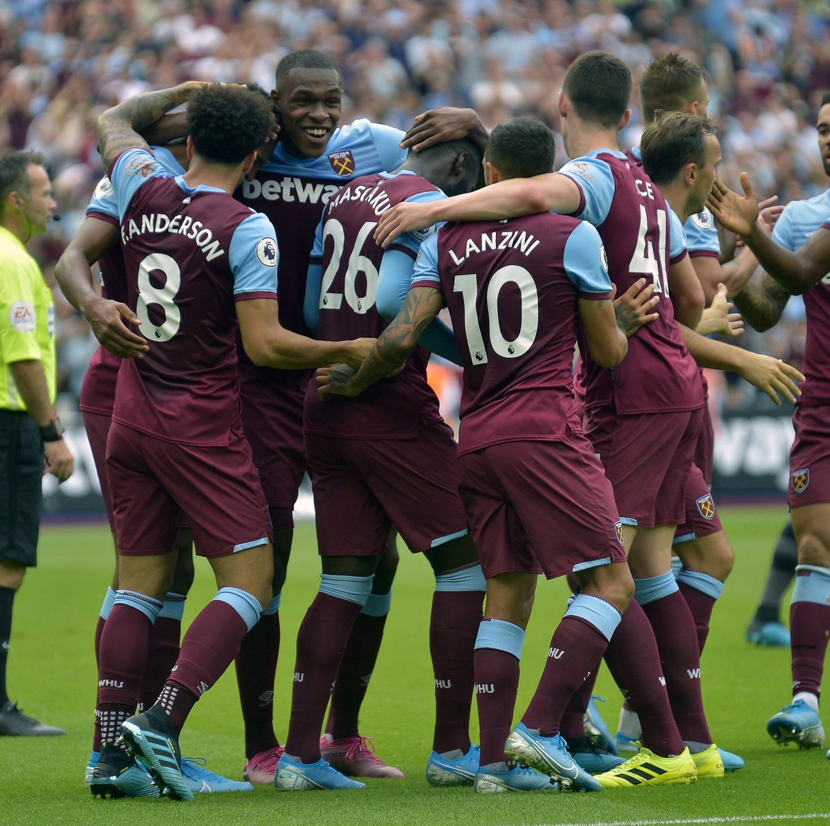 前锋关键进球锁定胜局